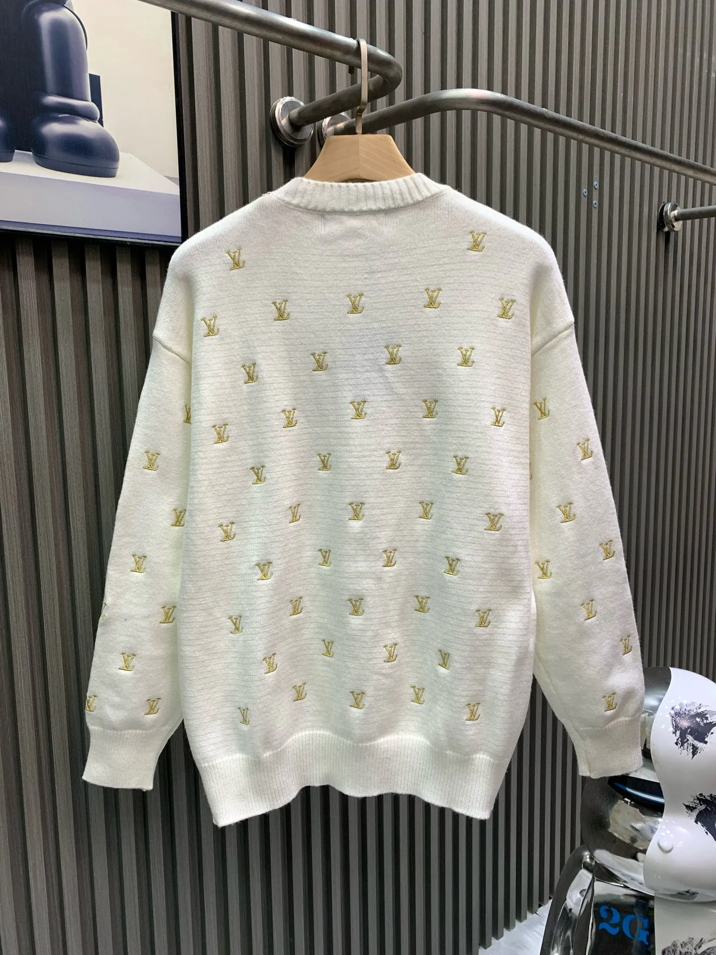 🅿️370 🀄️ Louis Vuitton Louis Vuitton 1*v full logo small embroidered round neck sweater. Originally purchased after 15,000. Fei Dong co-branded series. Fixed color and dyed sheep wool material. 7S special custom-woven and dyed yarn. Hanging wool tissue woven piece. Made of sheep wool material knitted piece. The texture of the fabric is clear and rich. The whole piece is made with full embroidery technology. There are about 168 small embroideries. The embroidery uses fixed-dyed matte embroidery thread on the board and the stitch embroidery process. The pattern is embroidered with thousands of Tajima machine needles. The fine stitching method is dense and ultra-high density without revealing white. The pattern is clear and the lines and three-dimensional sense are strong to enrich the overall picture space. Special cotton wool material is washed and treated. The elastic fiber of sheep wool gives the fabric a high degree of resilience, allowing the clothes to maintain a lasting freshness and durability. Due to its fiber structure and special scale structure, sheep wool also has excellent warmth retention properties and anti-wrinkle properties. Keeps you warm and looks stylish